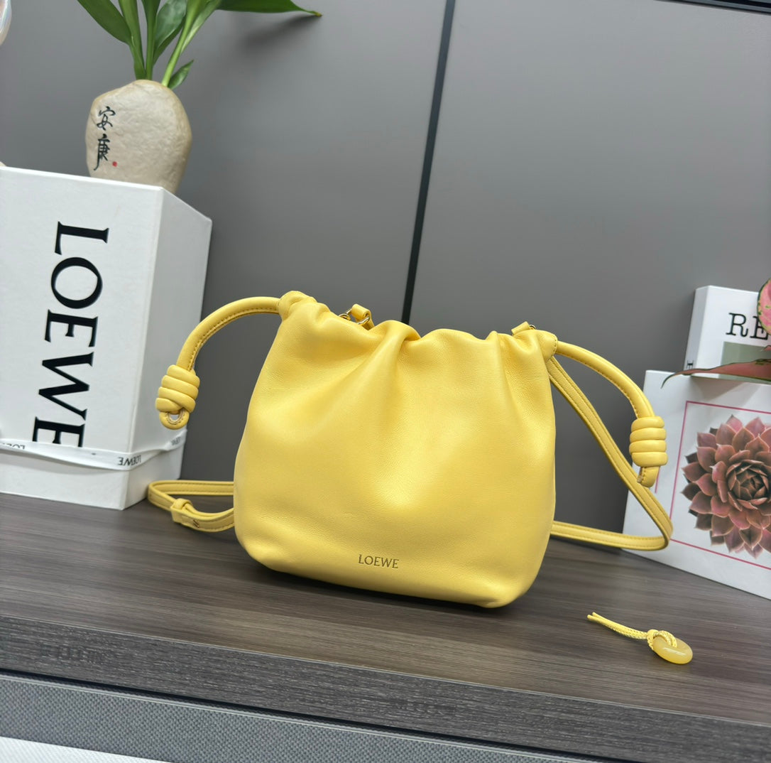 LOE 23 FLAMENCO PURSE BUCKET IN YELLOW LAMBSKIN